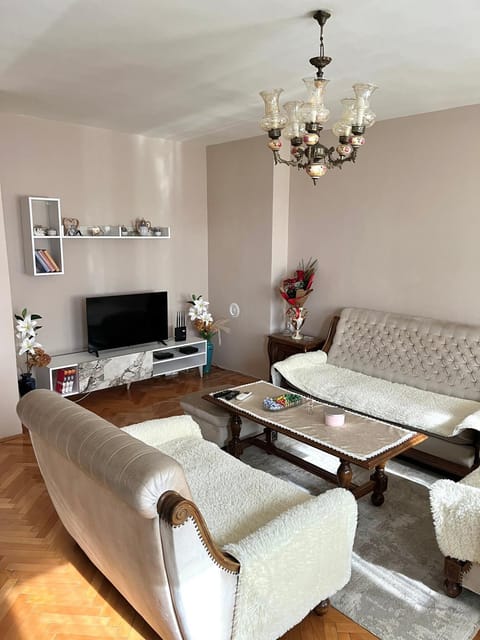 TV and multimedia, Living room, Seating area, Evening entertainment