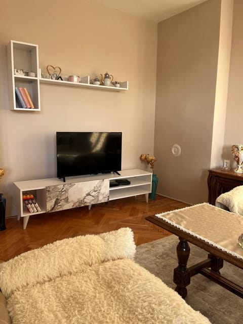 TV and multimedia, Living room, Seating area, Evening entertainment