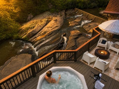 Natural landscape, Hot Tub, Balcony/Terrace, Seating area, River view, fireplace