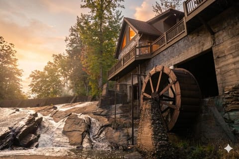 Lay Lodge at Falling Water Resort House in South Carolina