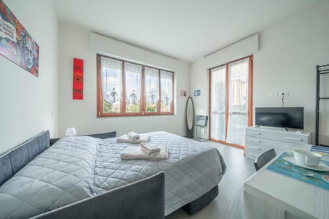 Communal lounge/ TV room, Bed, TV and multimedia, Photo of the whole room, Seating area, Evening entertainment, Bedroom, towels