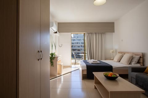 Bed, Seating area, towels