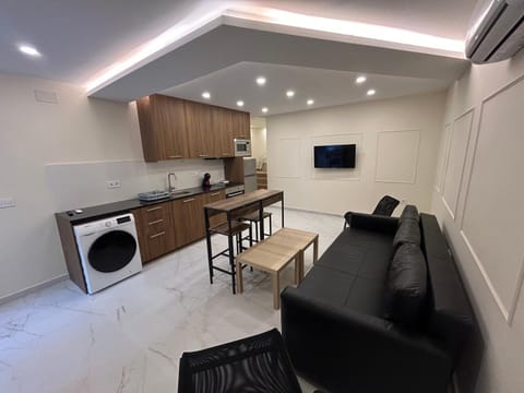 Communal lounge/ TV room, TV and multimedia, Kitchen or kitchenette, Living room, oven, washing machine