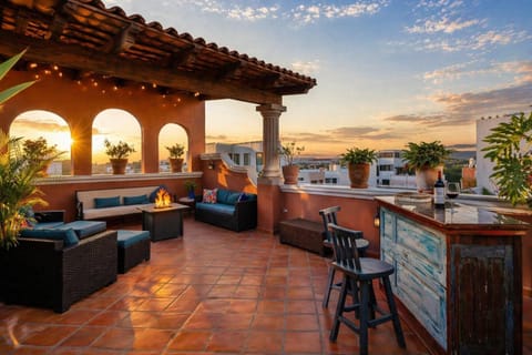 View (from property/room), Balcony/Terrace, Seating area, City view