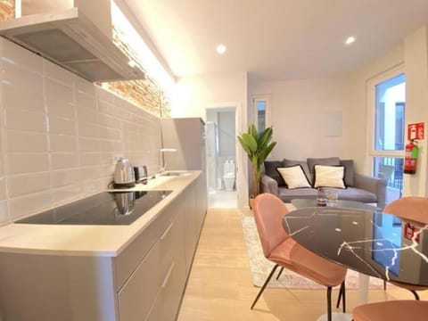 Kitchen or kitchenette, Living room, Seating area, Dining area, stove