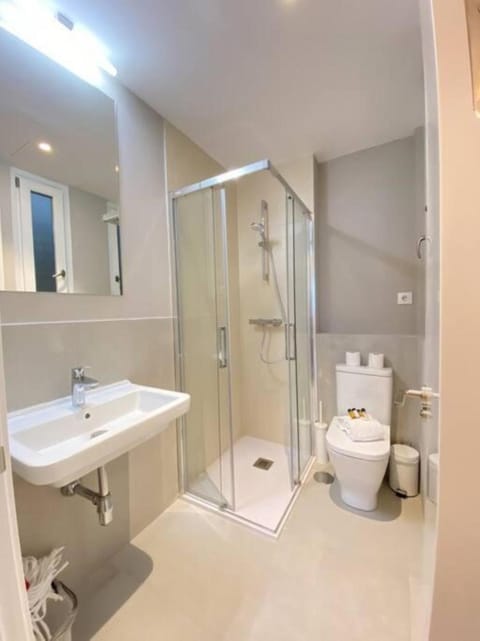 Shower, Toilet, Bathroom, towels