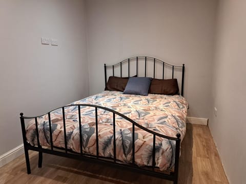 Cosy and spacious room in home with King Size bed Vacation rental in Nottingham