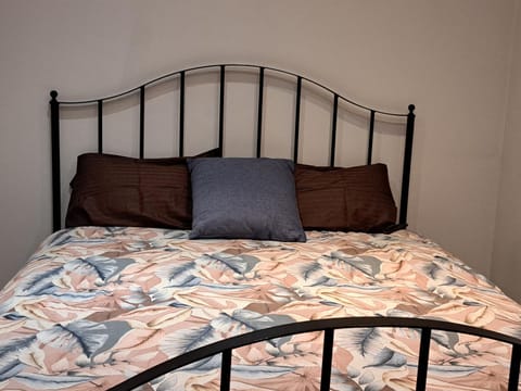 Cosy and spacious room in home with King Size bed Vacation rental in Nottingham