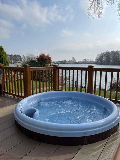 The Lakeside 55 Caravan 8 Bert with Hot Tub at Tattershall Lakes House in Tattershall