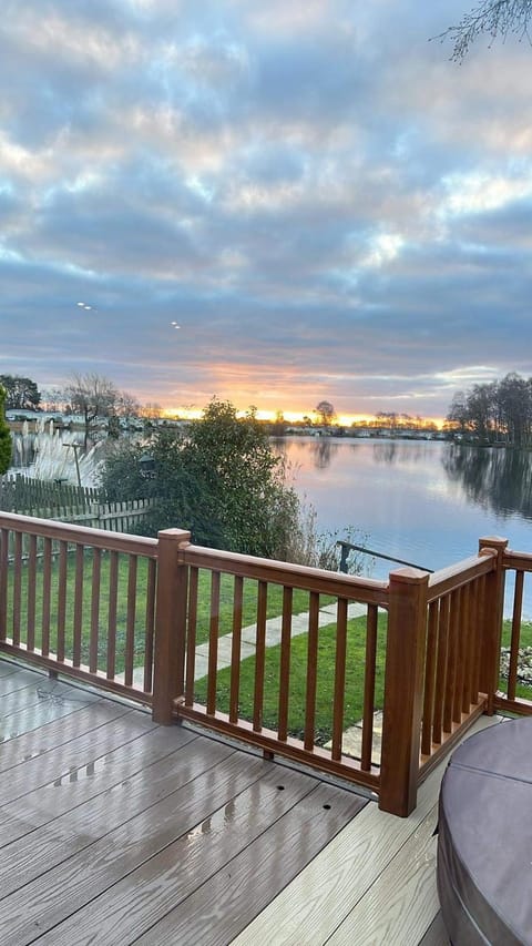 The Lakeside 55 Caravan 8 Bert with Hot Tub at Tattershall Lakes House in Tattershall