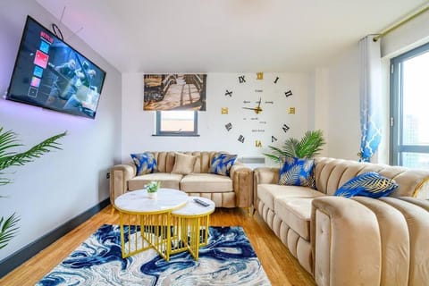 Communal lounge/ TV room, TV and multimedia, Living room, Seating area, Evening entertainment
