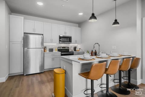 Cozy Luxury Apt, Gym, King Bds, Comfy Sectional Apartment in Rogers