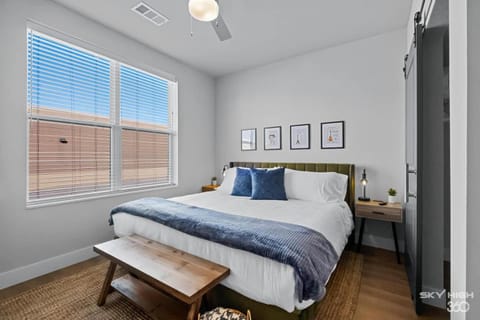 Cozy Luxury Apt, Gym, King Bds, Comfy Sectional Apartment in Rogers