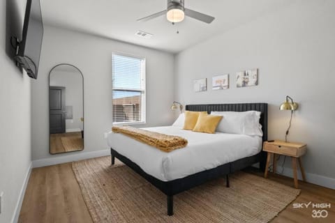 Trails End Here, King Bds, Lux Apt with Gym Access Apartment in Rogers