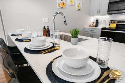 Trails End Here, King Bds, No Cleaning Fee Apartment in Rogers