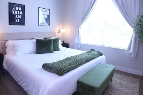 Trails End Here, King Bds, No Cleaning Fee Apartment in Rogers