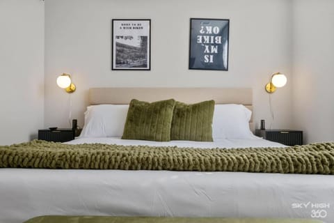 Trails End Here, King Bds, Lux Apt with Gym Access Apartment in Rogers