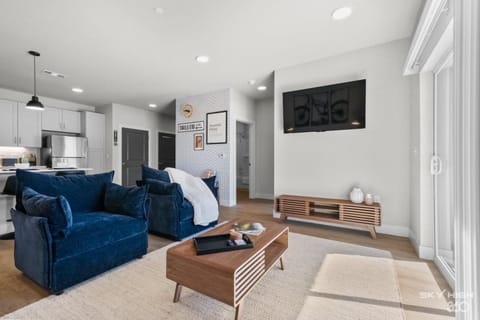 Trails End Here, King Bds, Lux Apt with Gym Access Apartment in Rogers