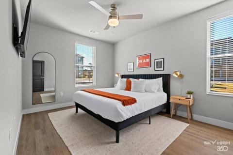 Music-Themed 2BR, King Beds, Gym & Pool Apartment in Rogers