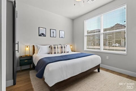 Music-Themed 2BR, King Beds, Gym & Pool Apartment in Rogers