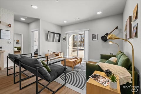 Music-Themed 2BR, King Beds, Gym & Pool Apartment in Rogers