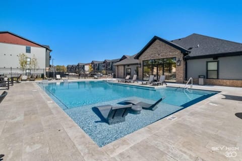 Music-Themed 2BR, King Beds, Gym & Pool Apartment in Rogers
