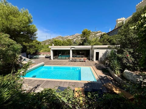 Property building, Natural landscape, Mountain view, Pool view, Swimming pool, sunbed