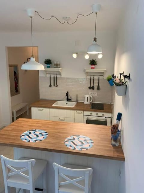 Kitchen or kitchenette, Dining area, stove
