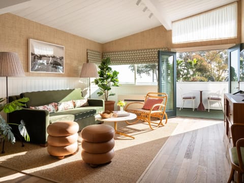 View (from property/room), Balcony/Terrace, Living room, Seating area