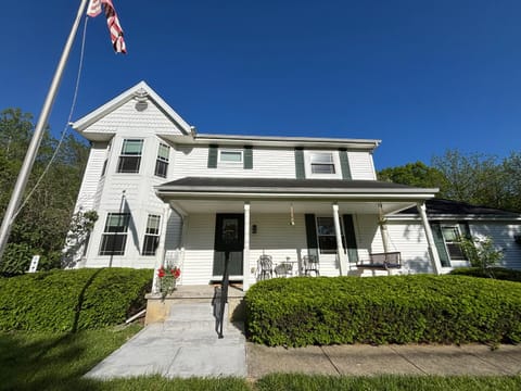 Bluegrass Resort - Nature rich escape, Between the Creation & ARK, Fully equipped kitchen, Pet friendly, Fire pit House in Indiana