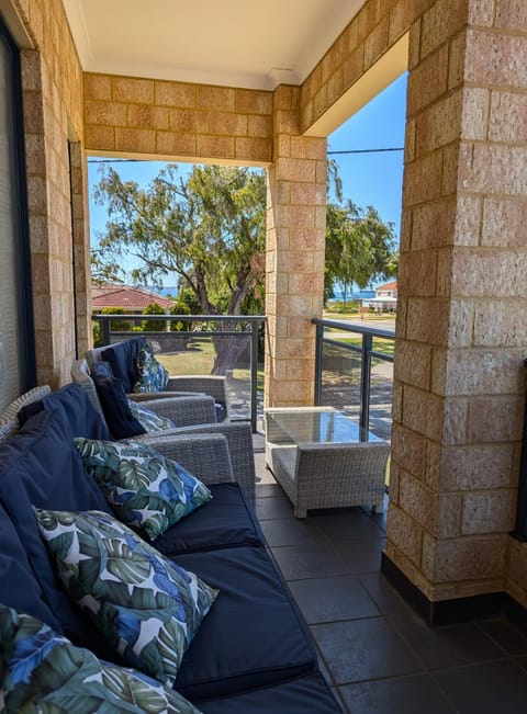 Property building, Balcony/Terrace, Seating area