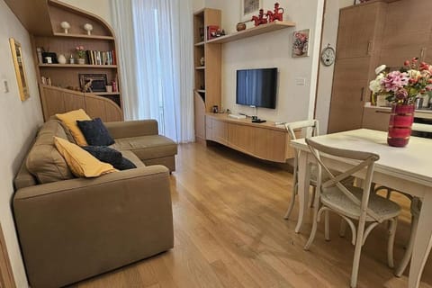 Communal lounge/ TV room, TV and multimedia, Living room, Seating area, Dining area