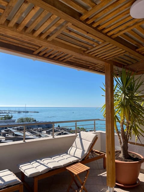 Patio, Day, Natural landscape, View (from property/room), Balcony/Terrace, Living room, Seating area, Beach, Sea view, sunbed
