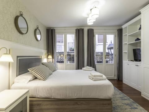 Bed, TV and multimedia, Bedroom, towels, wardrobe