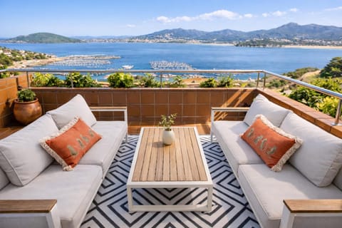 Nearby landmark, Day, Natural landscape, View (from property/room), Balcony/Terrace, Sea view
