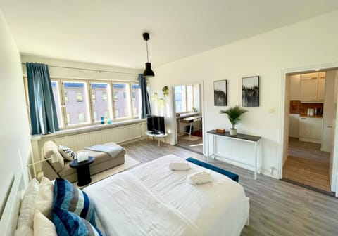 Bed, TV and multimedia, Bedroom