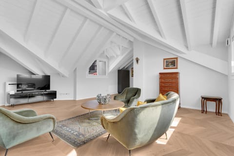 Communal lounge/ TV room, TV and multimedia, Living room, Seating area