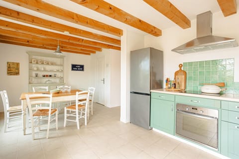 Property building, Kitchen or kitchenette, Living room