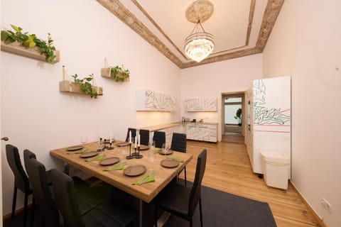 Kitchen or kitchenette, Food and drinks, Dining area, Food, oven