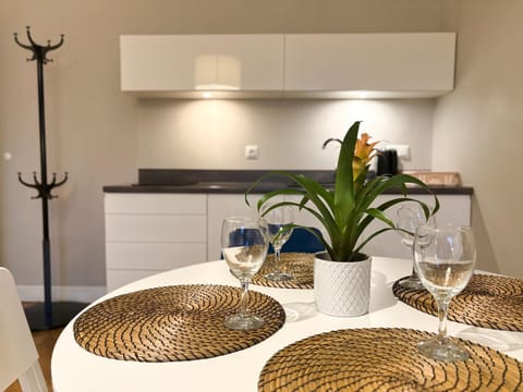 Kitchen or kitchenette, Dining area