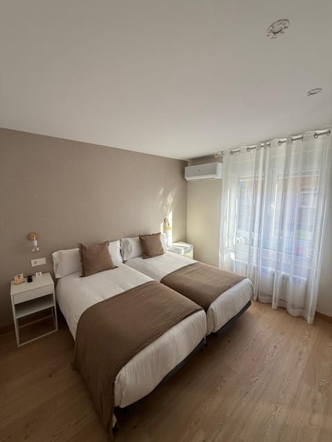 Bed, Photo of the whole room, Bedroom, air conditioner