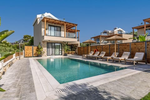 Property building, Patio, Day, Pool view, Swimming pool, sunbed