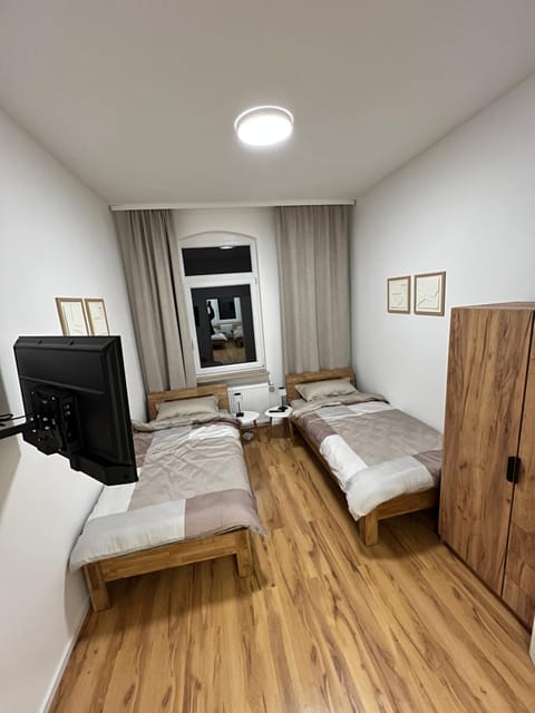 Bed, TV and multimedia, Photo of the whole room, wardrobe