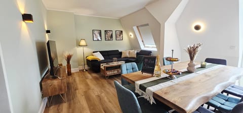 Communal lounge/ TV room, Living room, Seating area