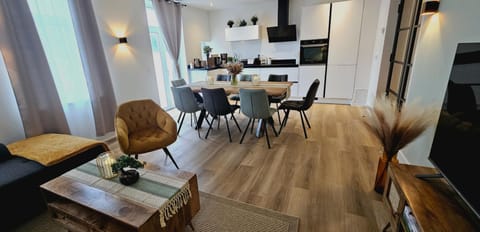 Kitchen or kitchenette, Living room, Seating area, Dining area