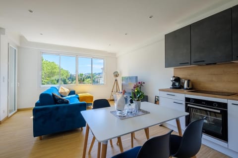 Coffee/tea facilities, Kitchen or kitchenette, Living room, Seating area, Dining area
