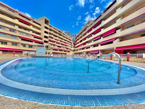 Swimming pool, sunbed