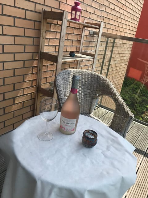 Central Dublin 2-Bed Apartment -Sleeps 5 & Parking Apartment in Dublin