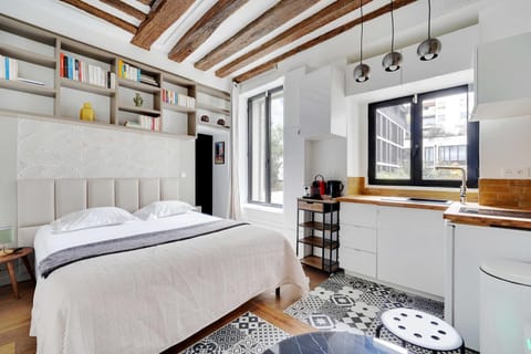 Facade/entrance, Bed, Library, Coffee/tea facilities, Kitchen or kitchenette, Bedroom, stove