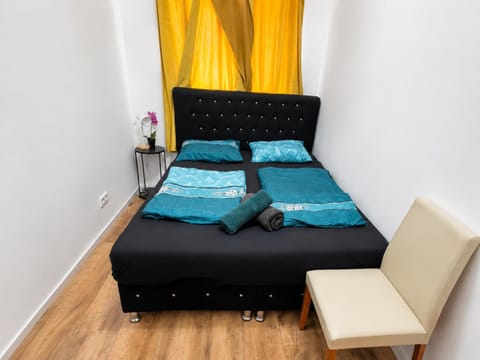 Bed, Seating area, Bedroom